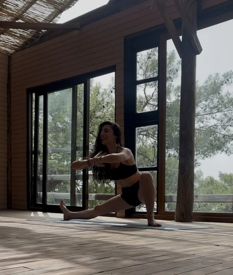 Gizem Temel yoga matında yan esneme hareketi yaparken